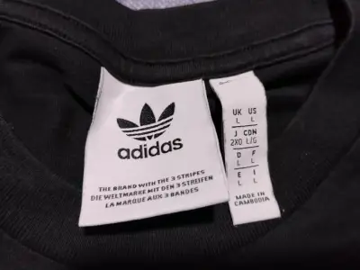 Polera negra Adidas con logo y diseño trasero - miniatura 2
