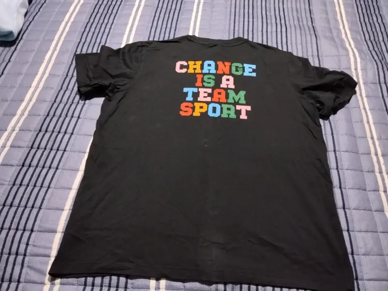 Polera negra Adidas con logo y diseño trasero - 3