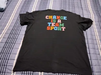 Polera negra Adidas con logo y diseño trasero - miniatura 3