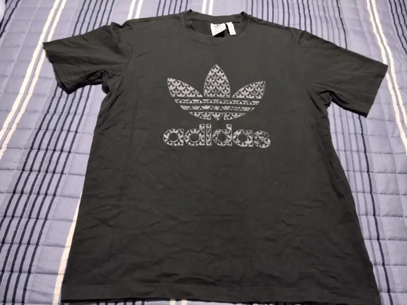 Polera negra Adidas con logo estampado - 1