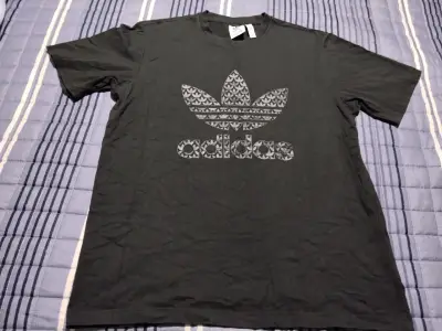 Polera negra Adidas con logo estampado - miniatura 1