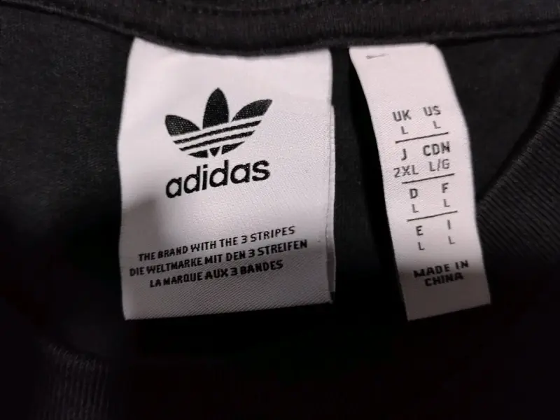 Polera negra Adidas con logo estampado - 2