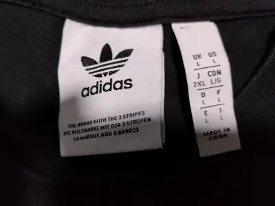 Polera negra Adidas con logo estampado - miniatura 2