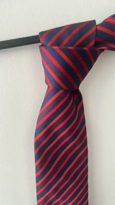 Corbata de rayas azul y rojo elegante - miniatura 2