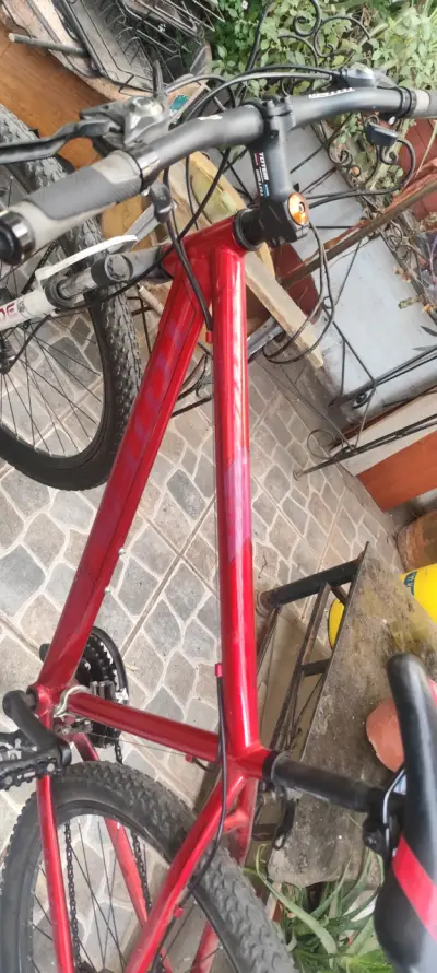 Bicicleta de Montaña Roja con Marco Resistente - miniatura 1