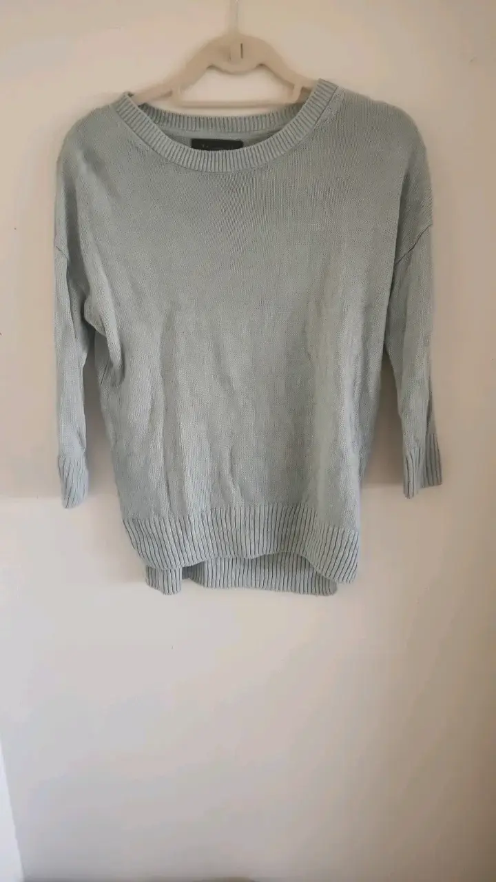 Suéter de lino verde agua claro con botones Tahari - 4