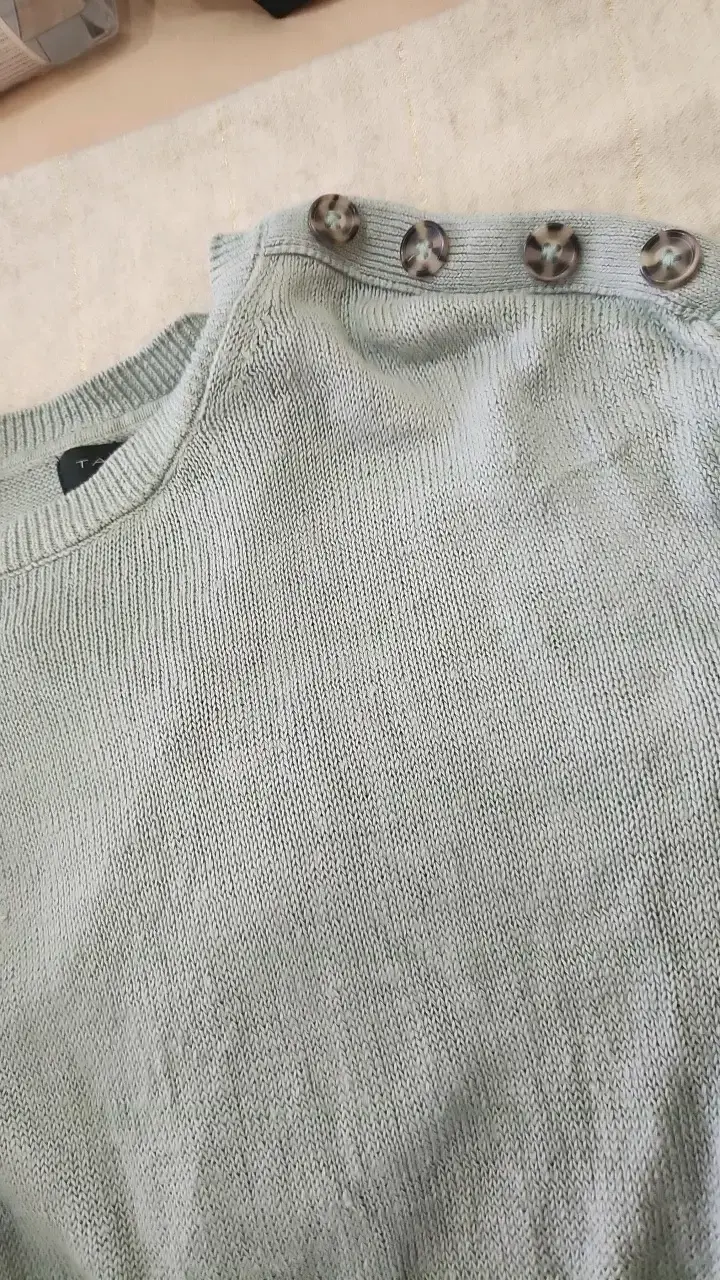 Suéter de lino verde agua claro con botones Tahari - 6