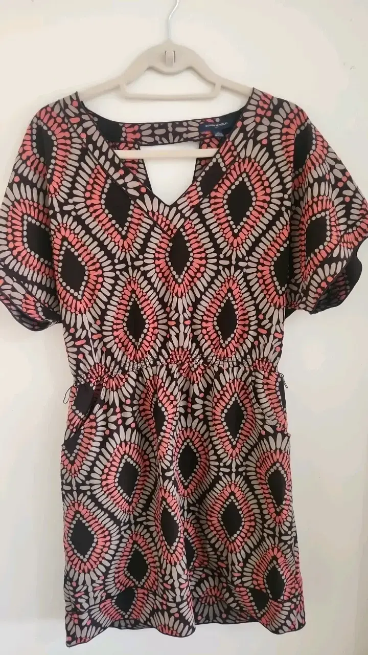 Vestido Banana Republic estampado geométrico - 1