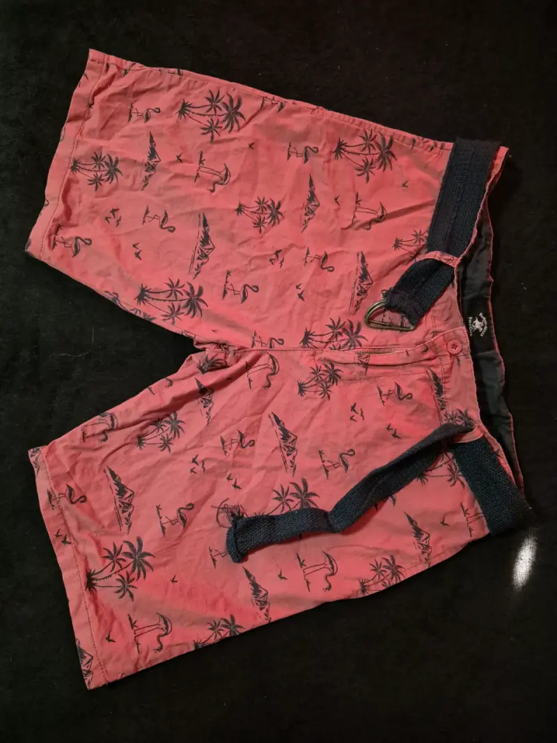 Bermudas rojas con estampado tropical