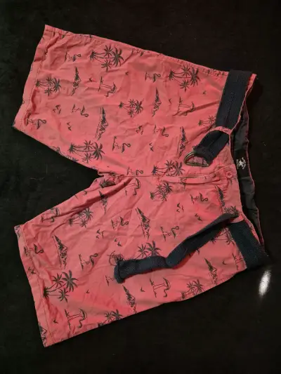 Bermudas rojas con estampado tropical - miniatura 1