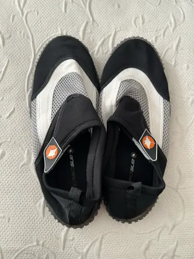 Zapatos de Agua Cabo Sub Negros y Blancos - miniatura 1