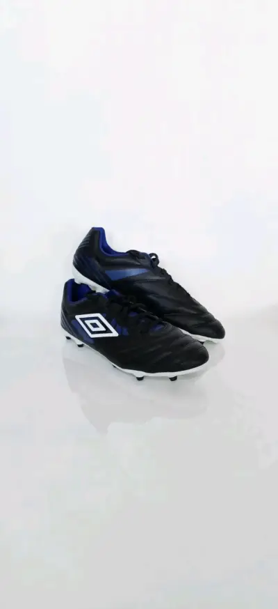 Zapatillas de fútbol Umbro negras y azules - miniatura 1