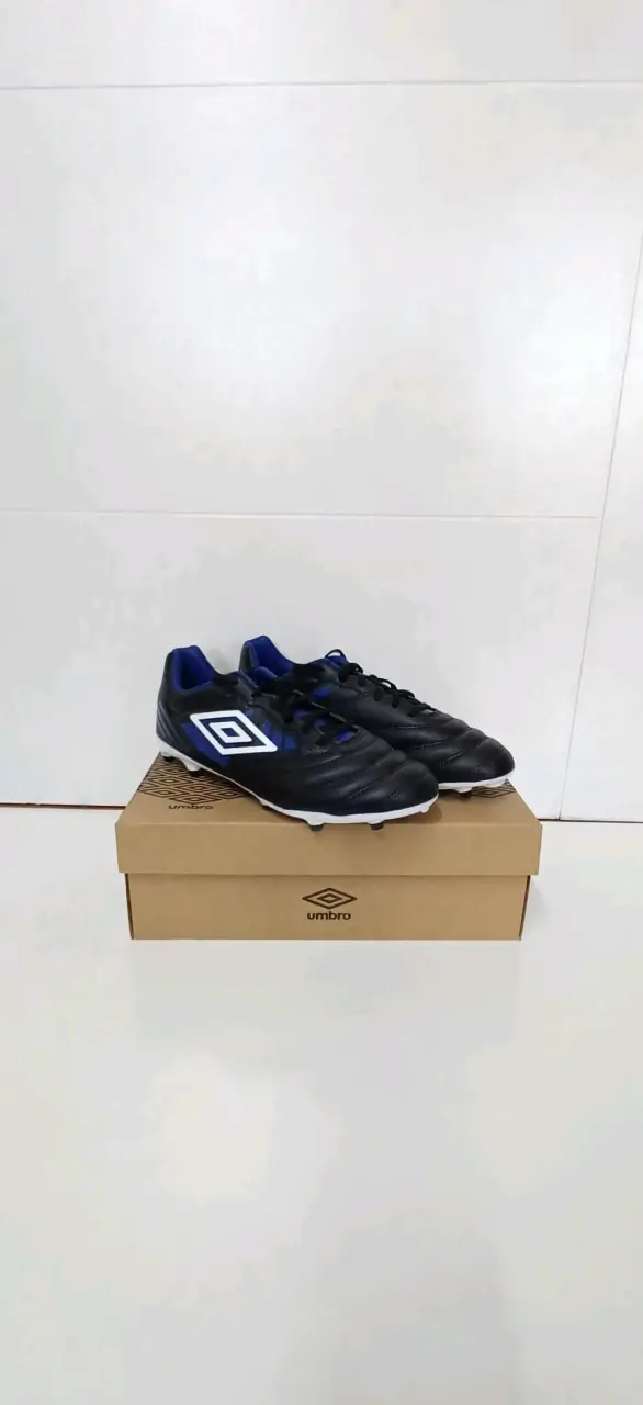 Zapatillas de fútbol Umbro negras y azules - 2