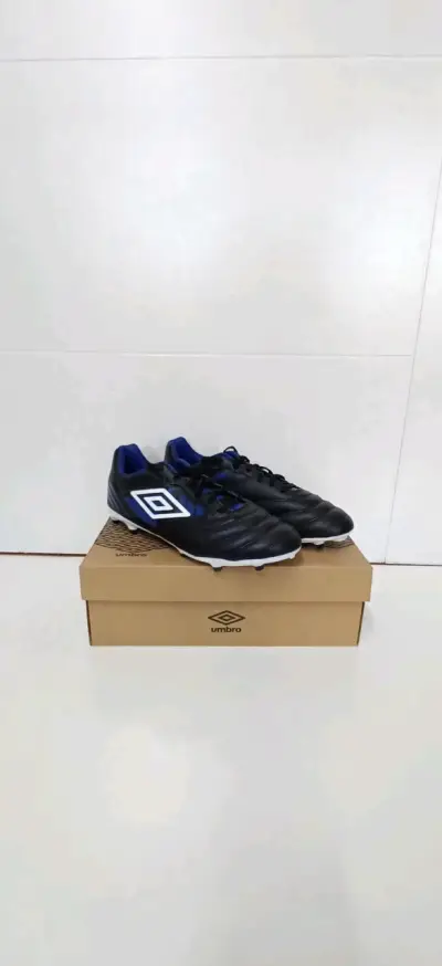 Zapatillas de fútbol Umbro negras y azules - miniatura 2