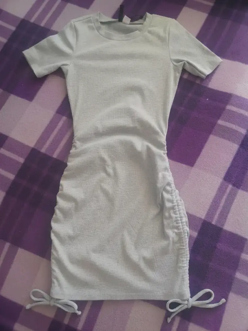 Vestido ajustado gris con fruncido lateral