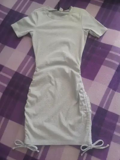 Vestido ajustado gris con fruncido lateral - miniatura 1