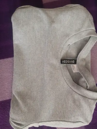 Vestido ajustado gris con fruncido lateral - miniatura 3