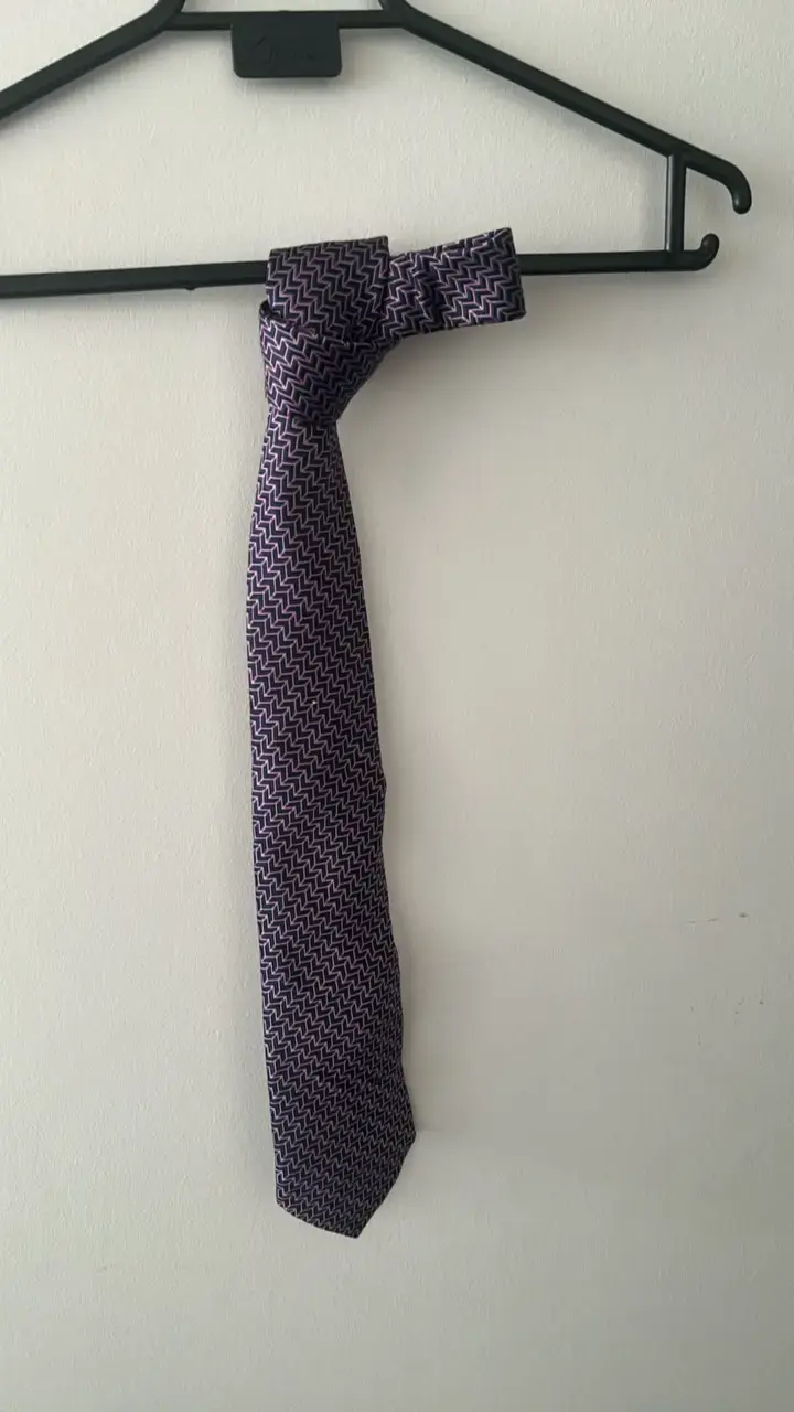Corbata de seda morada con diseño geométrico - 1