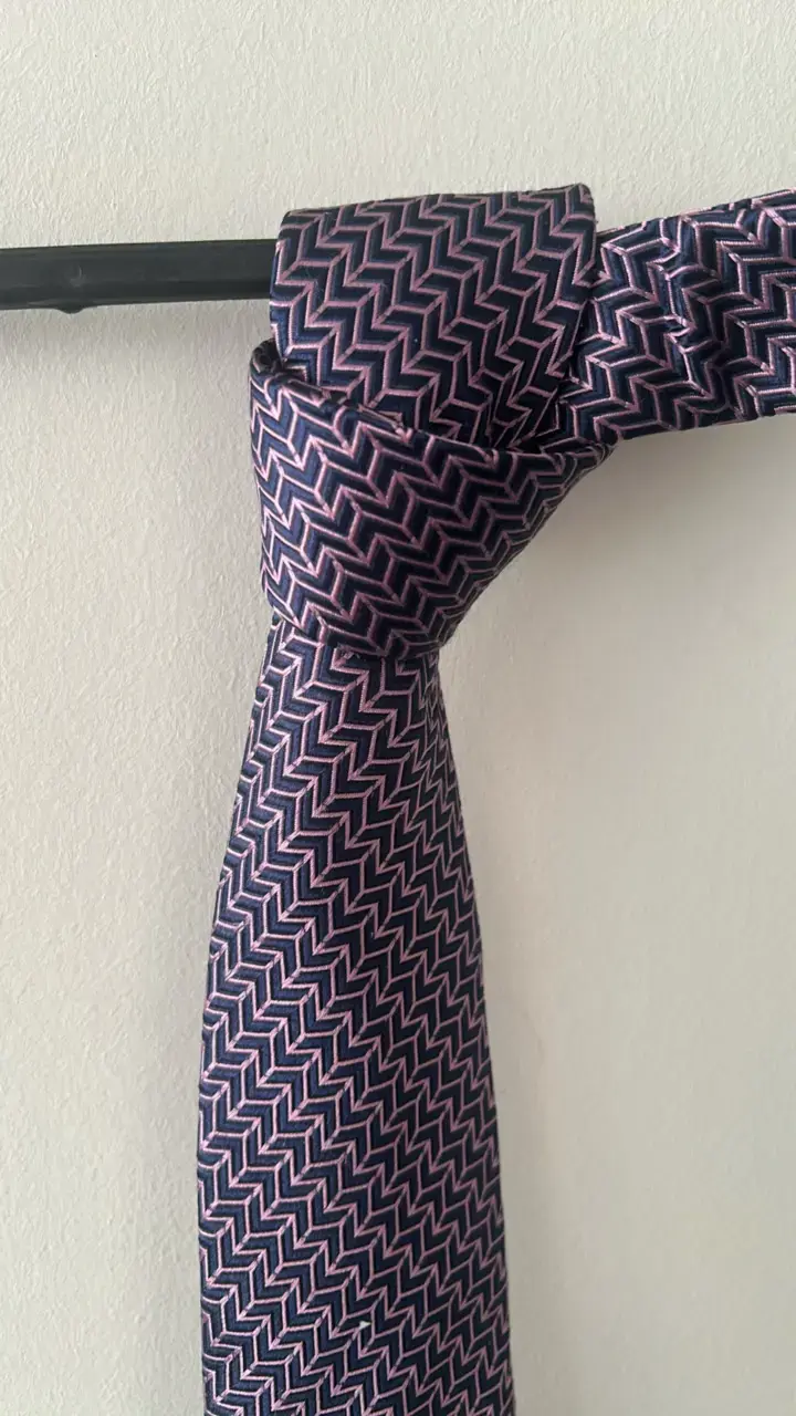 Corbata de seda morada con diseño geométrico - 2
