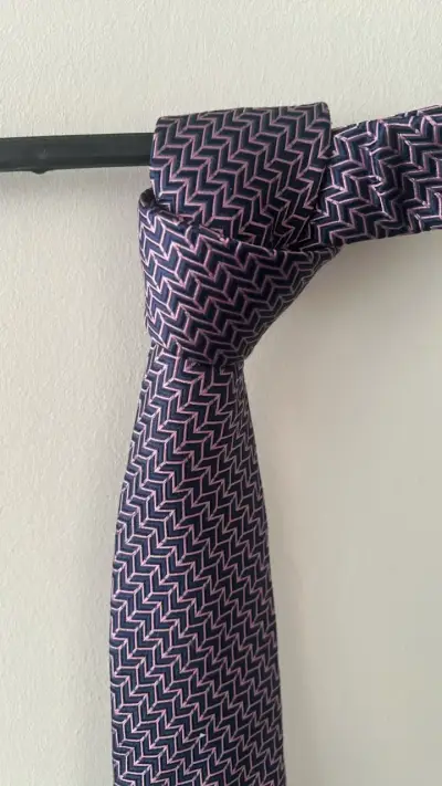 Corbata de seda morada con diseño geométrico - miniatura 2