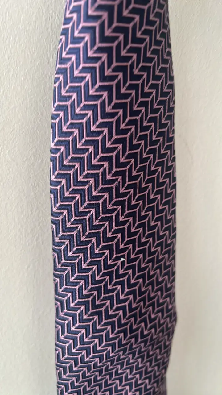 Corbata de seda morada con diseño geométrico - 3