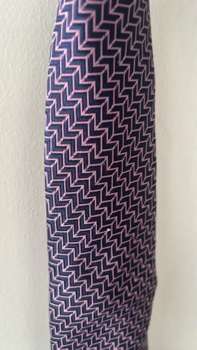 Corbata de seda morada con diseño geométrico - miniatura 3