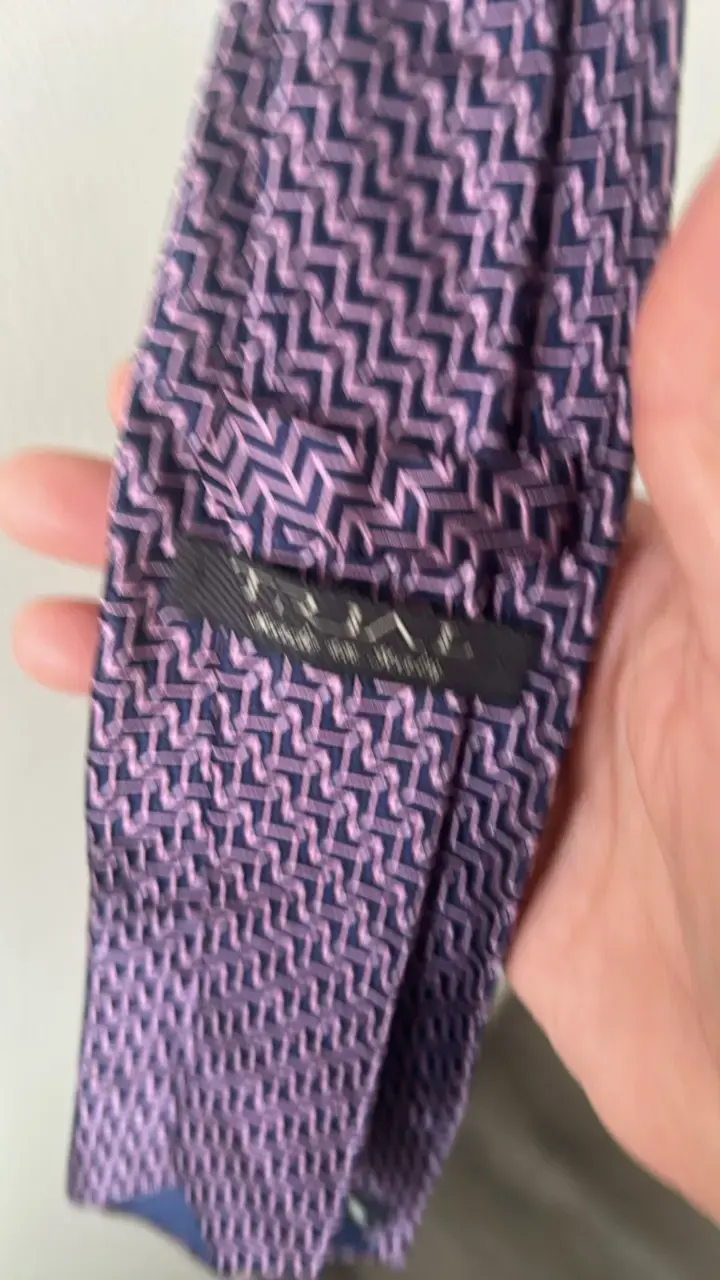 Corbata de seda morada con diseño geométrico - 4