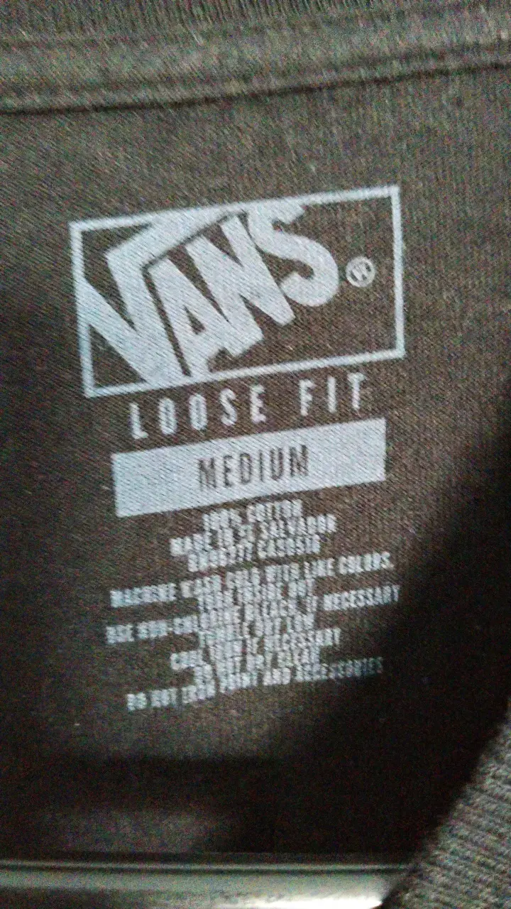 Polera negra Vans con diseño gráfico - 2