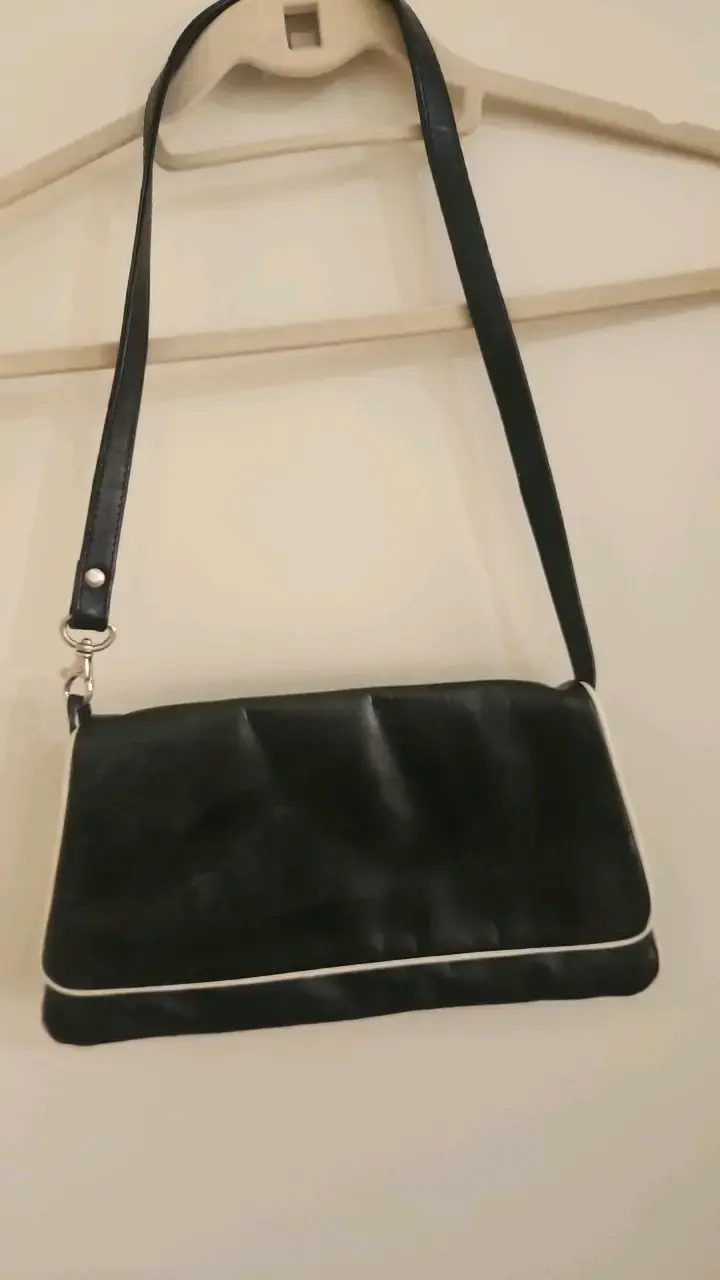 Cartera negra de cuero sintético con correa ajustable - 1