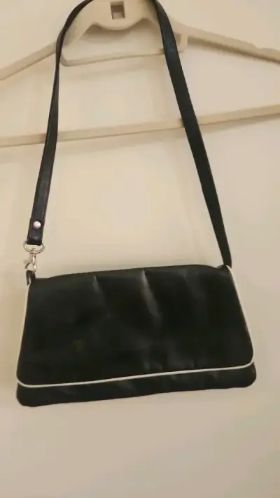 Cartera negra de cuero sintético con correa ajustable - miniatura 1