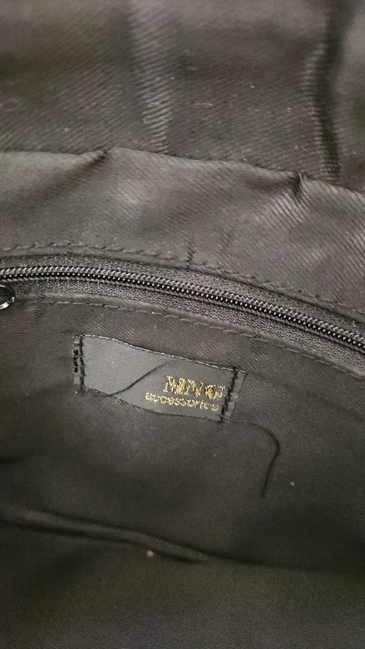 Cartera negra de cuero sintético con correa ajustable - 2