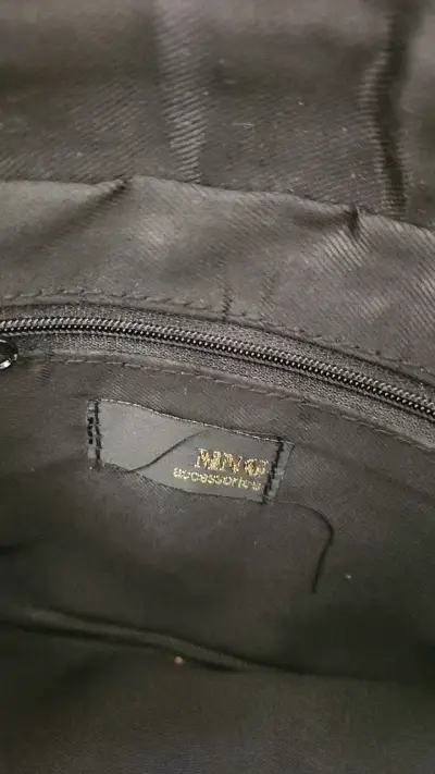 Cartera negra de cuero sintético con correa ajustable - miniatura 2