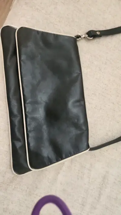 Cartera negra de cuero sintético con correa ajustable - miniatura 3