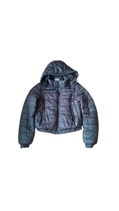 Chaqueta acolchada negra con capucha removible - miniatura 1