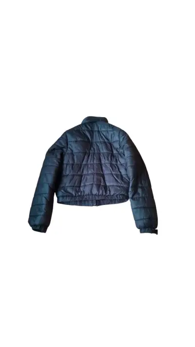Chaqueta acolchada negra con capucha removible - miniatura 3