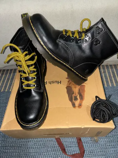 Botas de cuero negro con cordones amarillos Hush Puppies - miniatura 2