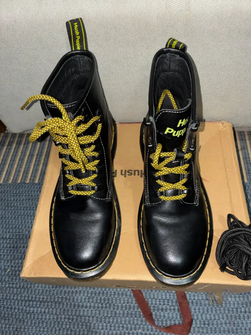 Botas de cuero negro con cordones amarillos Hush Puppies - 3