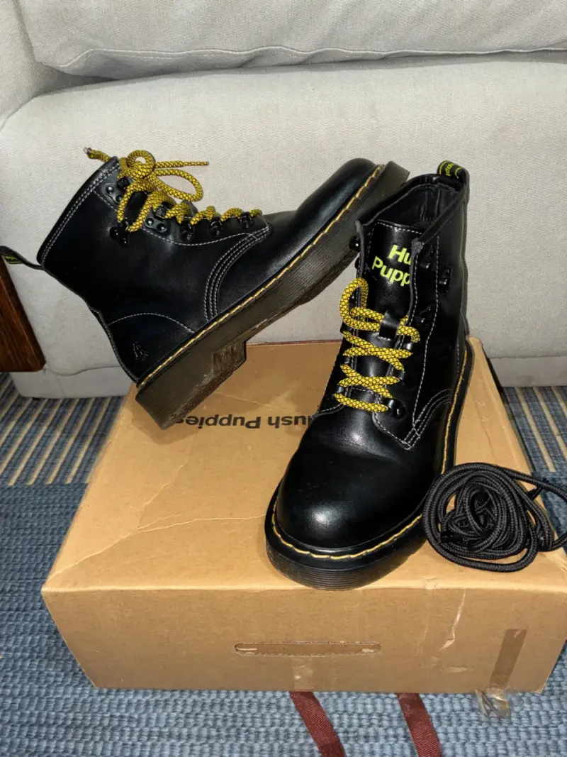 Botas de cuero negro con cordones amarillos Hush Puppies - 4