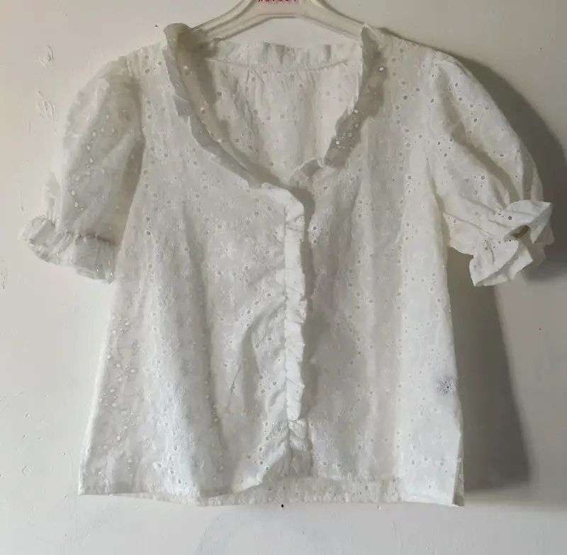 Blusa blanca de algodón con volantes