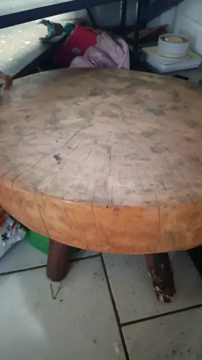 Mesa rústica de madera redonda - miniatura 1