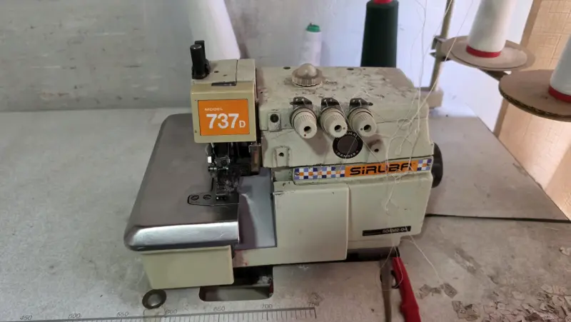 Máquina Overlock Siruba 737D en buen estado - 1