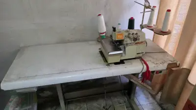 Máquina Overlock Siruba 737D en buen estado - miniatura 2