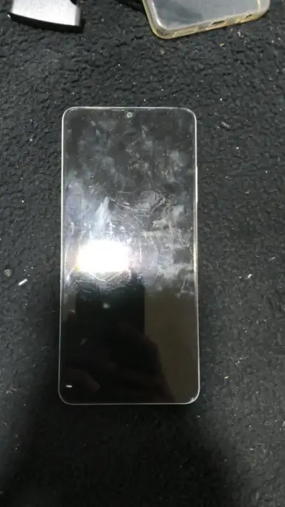 Smartphone ZTE con triple cámara trasera - miniatura 1