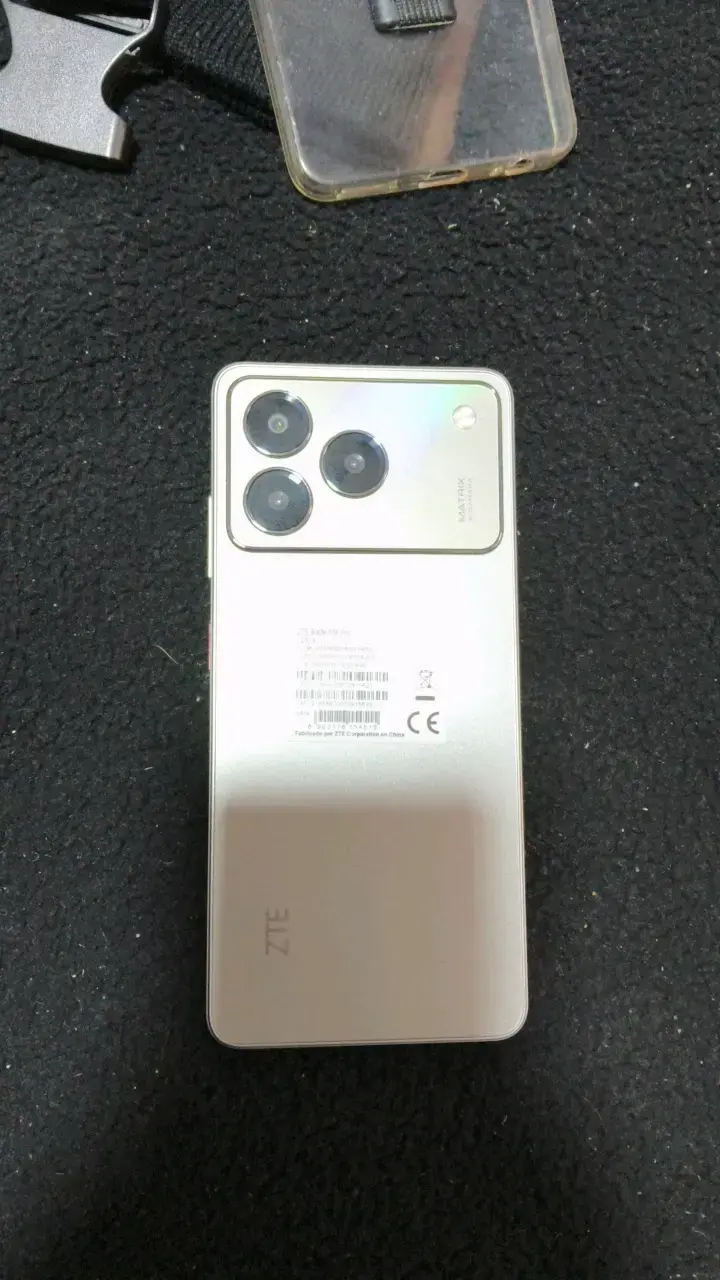 Smartphone ZTE con triple cámara trasera - 2