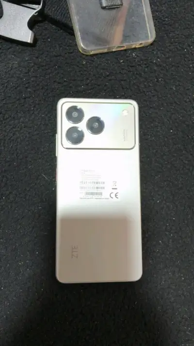 Smartphone ZTE con triple cámara trasera - miniatura 2