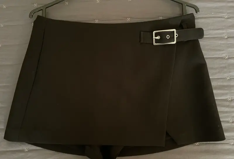 Falda short negra con hebilla Zara - 1