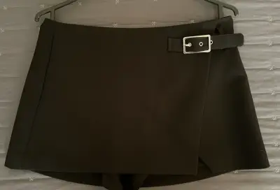 Falda short  negra con hebilla Zara - miniatura 1