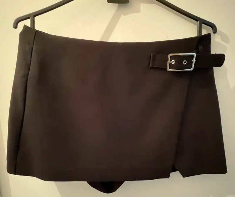 Falda short negra con hebilla Zara - 2