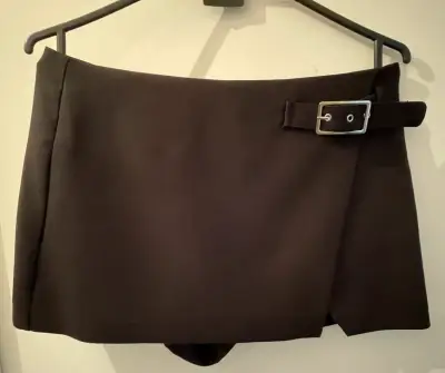 Falda short  negra con hebilla Zara - miniatura 2