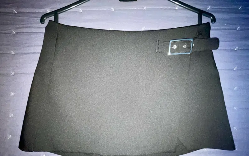 Falda short negra con hebilla Zara - 3